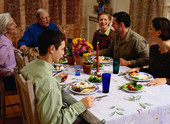 Family Meals May Keep Kids, Parents at Healthy Weight